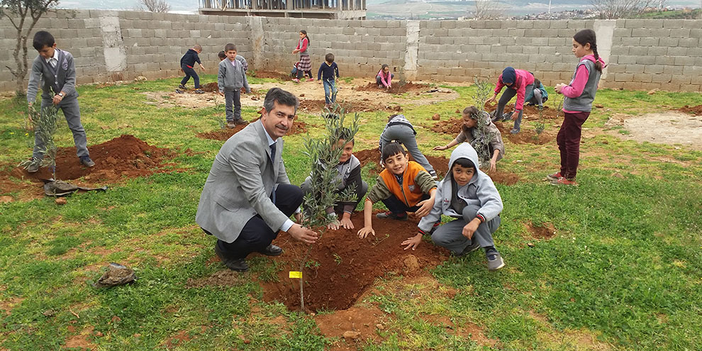 Çocuklar, fidanları ile büyüyecek