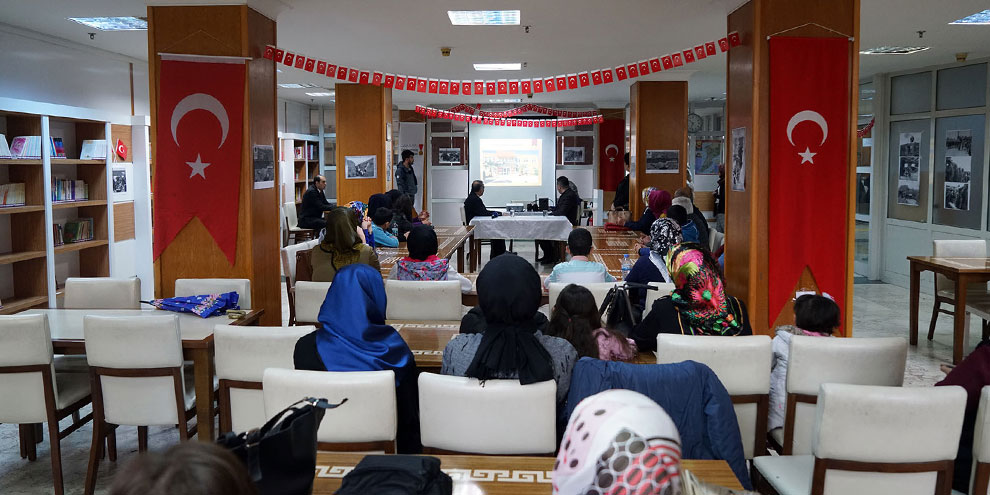 Kitap okuyanlara hediyeleri verildi