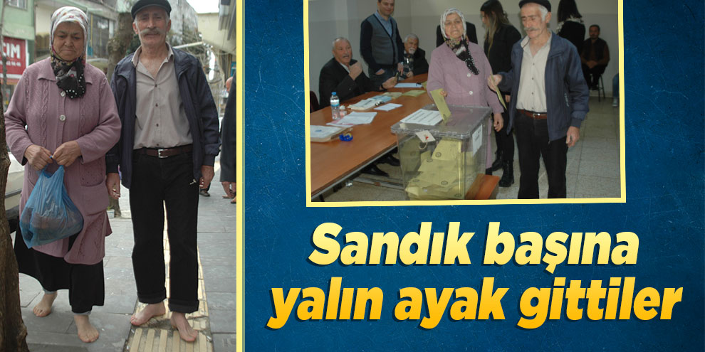 Yaşlı çift sandık başına yalın ayak gitti