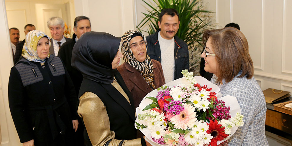 Başkan Şahin tebrikleri kabul ediyor