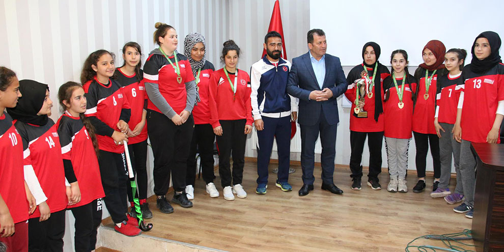 İl Müdürü Kabakcı’dan başarılı sporculara belge