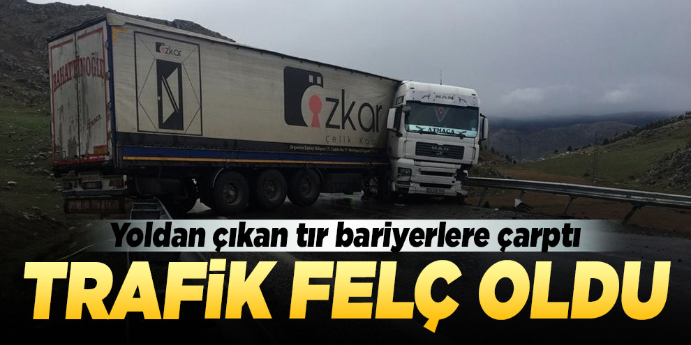 Yoldan çıkan tır bariyerlere çarptı