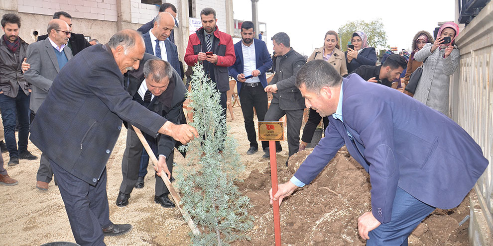 Her şehit için bir fidanı toprakla buluşturdular