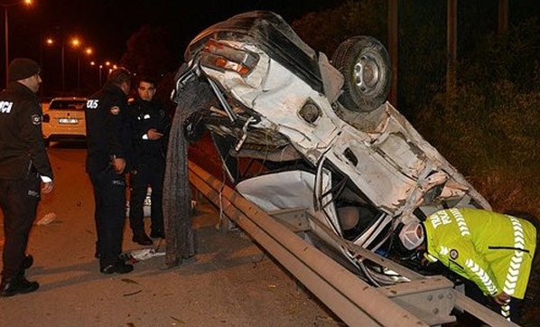 Adana'da korkunç kaza! 40 metre takla atarak bariyerlere girdi