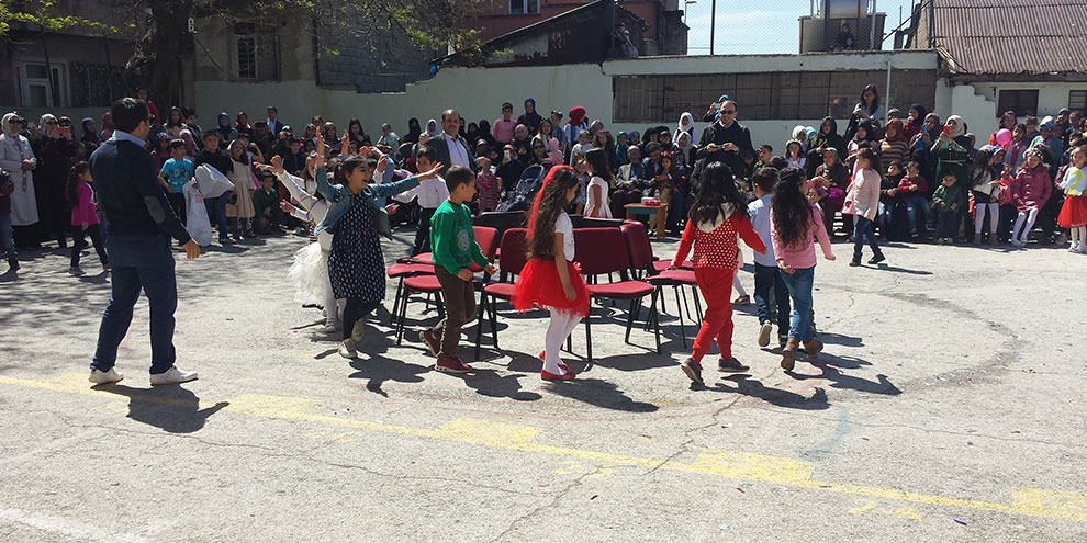 İstiklal İlkokulu 23 Nisan’ı mahalleliyle coşkuyla kutladı