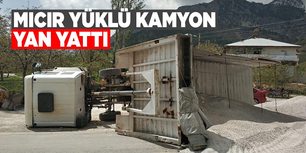Mıcır yüklü kamyon yan yattı