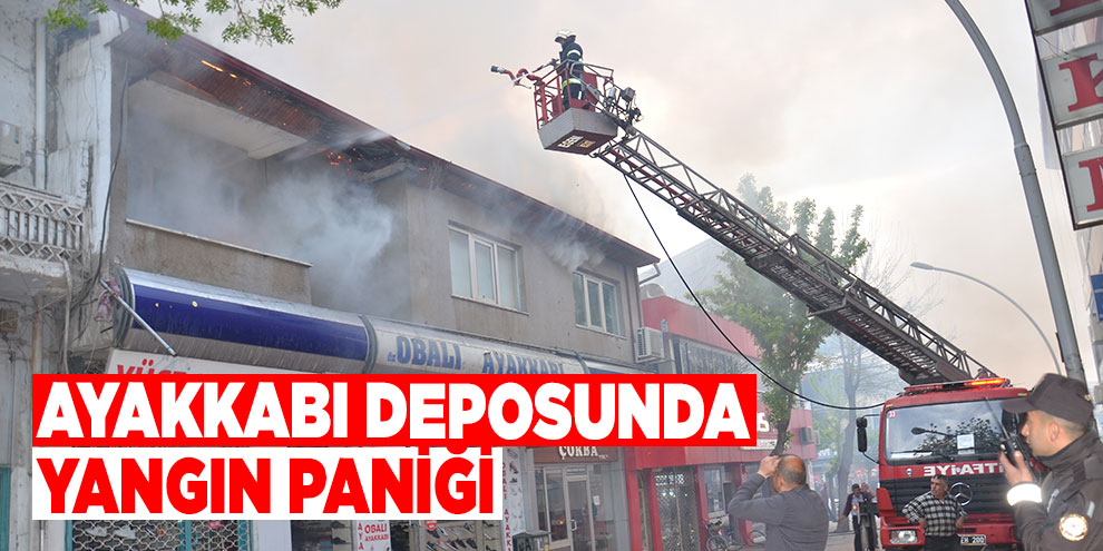 Ayakkabı deposunda yangın paniği