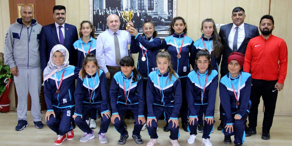 Yıldız Kızlar kupalarıyla ziyarete geldi