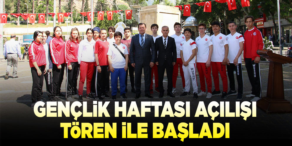 Gençlik haftası açılışı Atatürk anıtına çelenk sunma töreni ile başladı