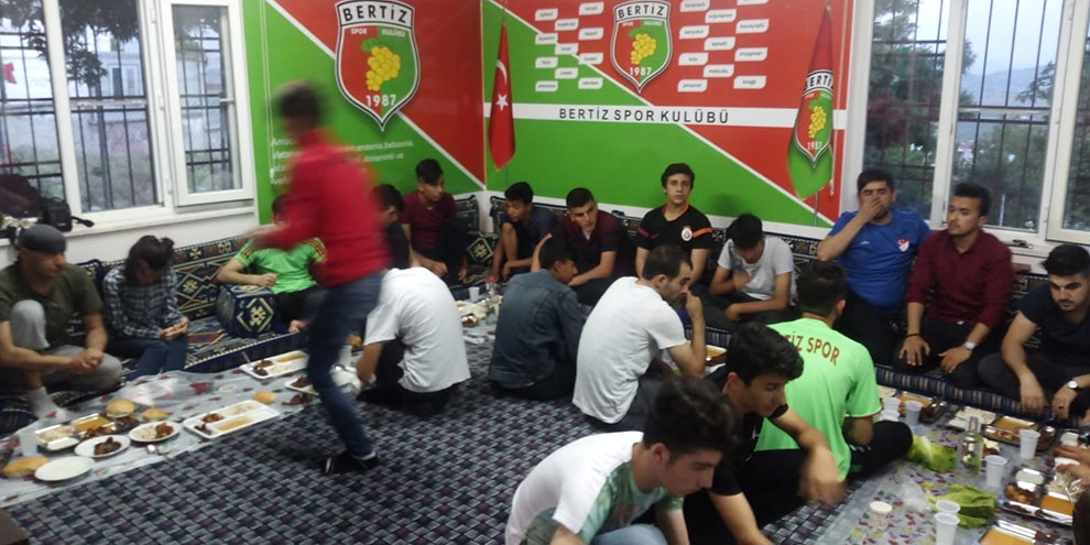 Bertiz Spor oyuncularıyla iftarda buluştu