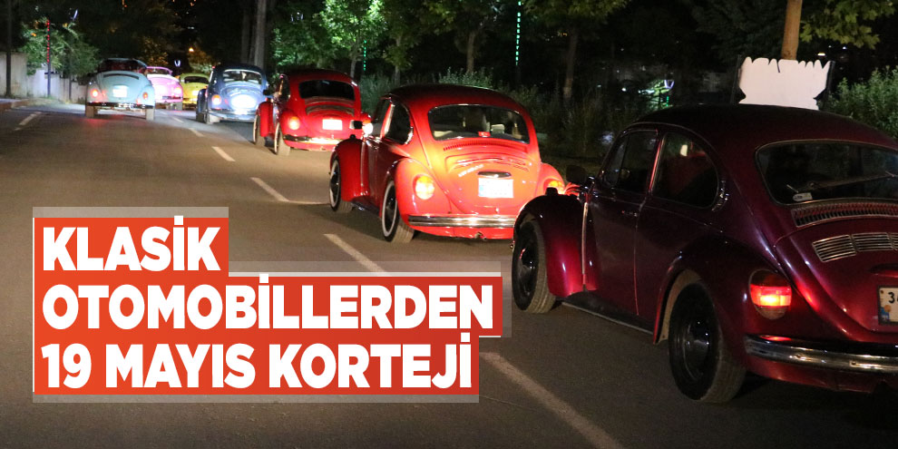 Klasik otomobillerden 19 Mayıs korteji