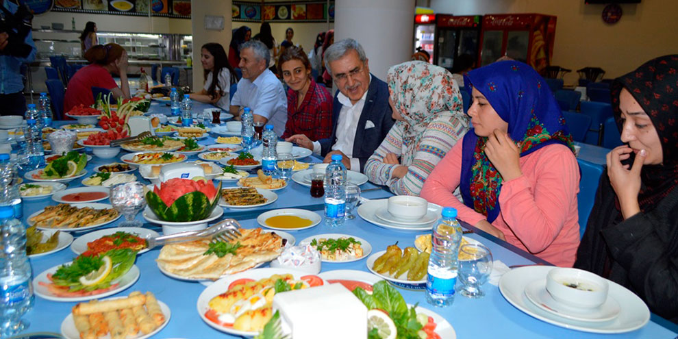 Rektör Prof. Dr. Niyazi Can öğrencilerle sahur yaptı