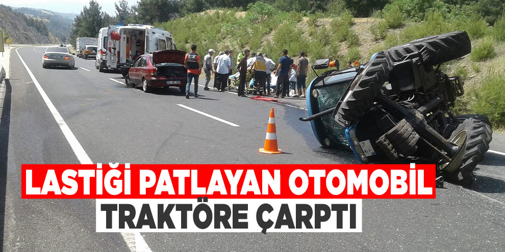 Lastiği patlayan otomobil traktöre çarptı: 4 yaralı