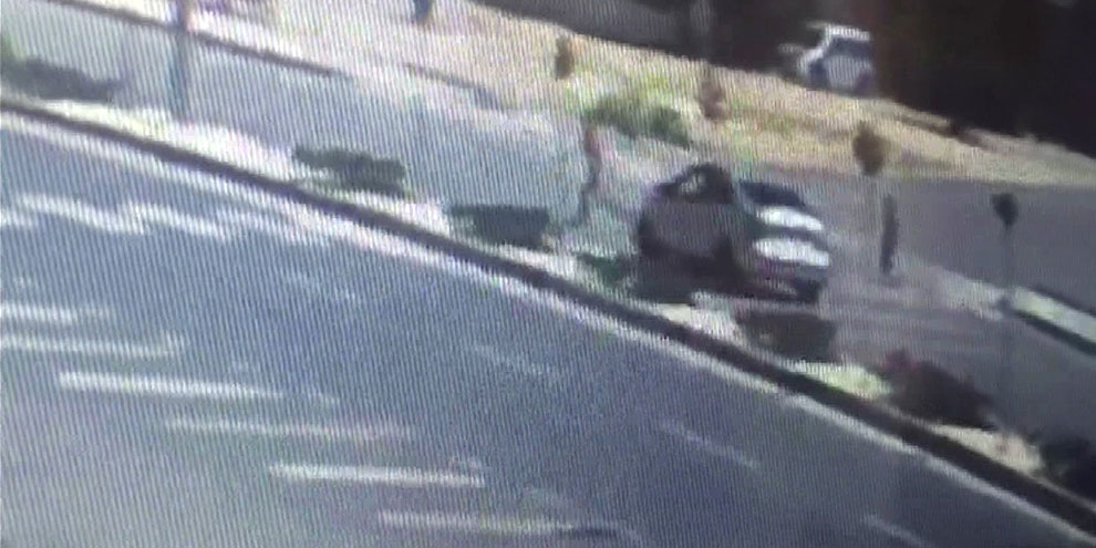 Otomobilin çocuğa çarptığı anlar güvenlik kamerasında