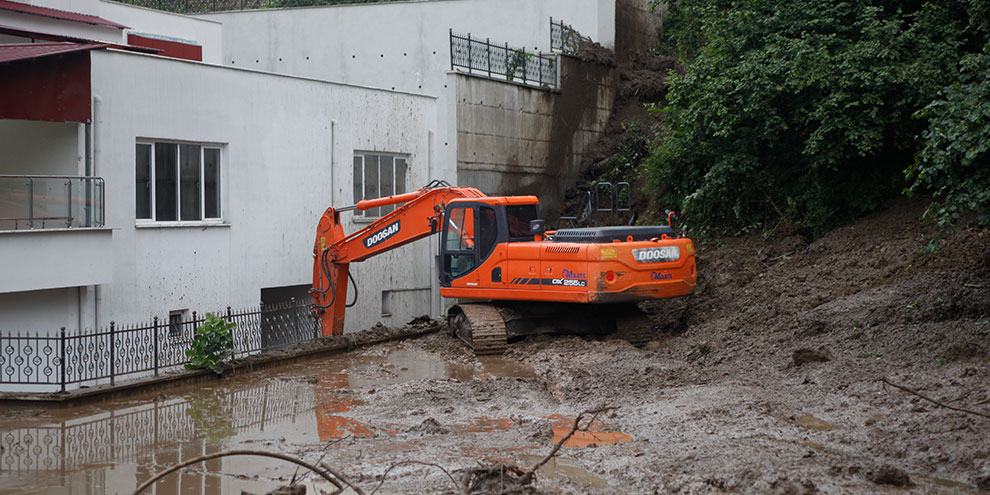 Sağanak yağış Giresun’da heyelana neden oldu