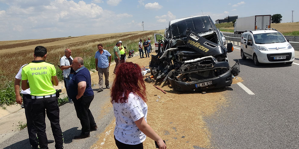 Yolcu minibüsü buğday yüklü traktöre çarptı: 6 yaralı