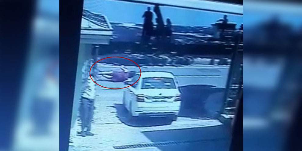 Motosikletin çarptığı kadın metrelerce havaya fırladı