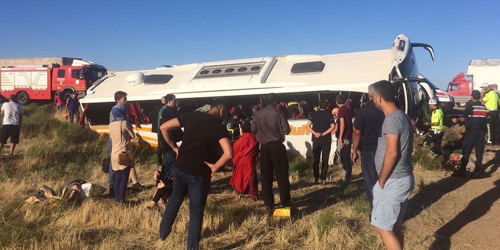 Yolcu otobüsü devrildi: 15 yaralı
