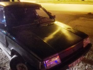 OTOMOBİL REFÜJE ÇIKTI: 4 YARALI