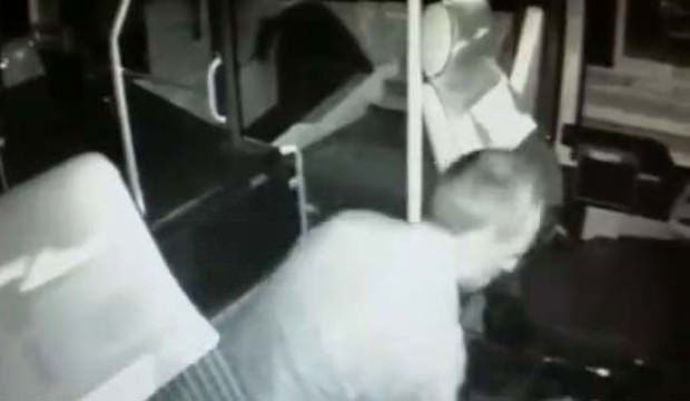 Para bulamadığı halde defalarca aynı minibüse girdi