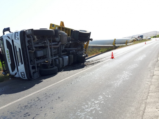 55 metrelik kanadı taşıyan TIR devrildi