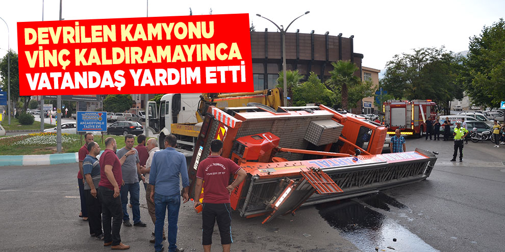 Devrilen kamyonu vinç kaldıramayınca vatandaş yardım etti