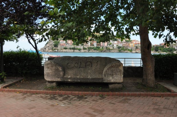 3 bin yıllık lahit kapağına spreyle 'Gülay' yazdılar