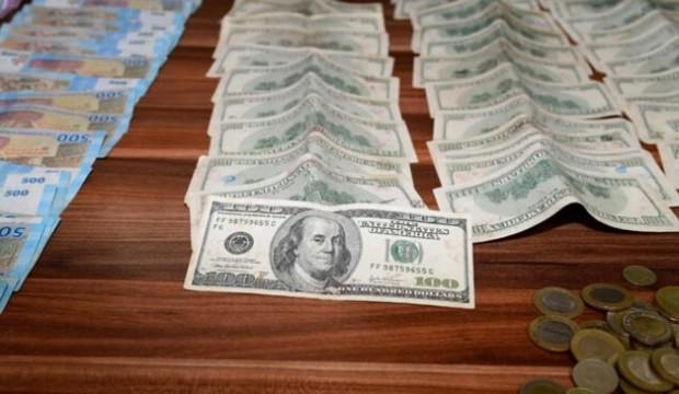 Dilencinin üzerinden deste deste dolar çıktı!