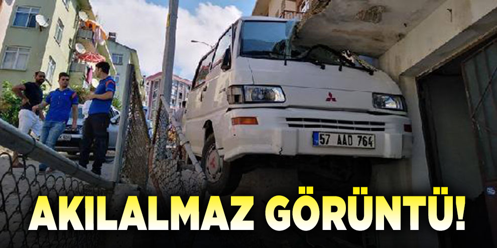 Kontrolden çıkan minibüs yol ile balkon arasına sıkıştı