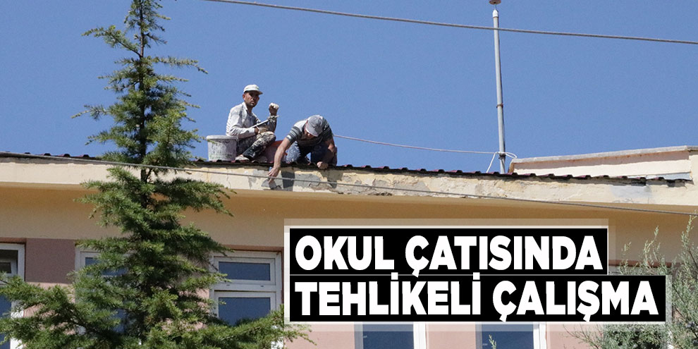 Okul çatısında tehlikeli çalışma