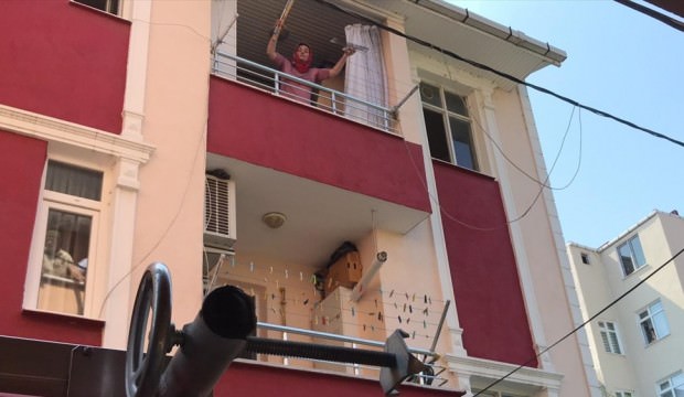 Sinir krizi geçiren kadın eşyaları sokağa atıp evi ateşe verdi