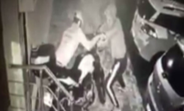 Demir kesme makasıyla 3 motosikleti çaldılar!