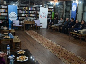 DÜZGÜN,KIRAATHANE SOHBETİNDE SEVENLERİYLE BULUŞTU