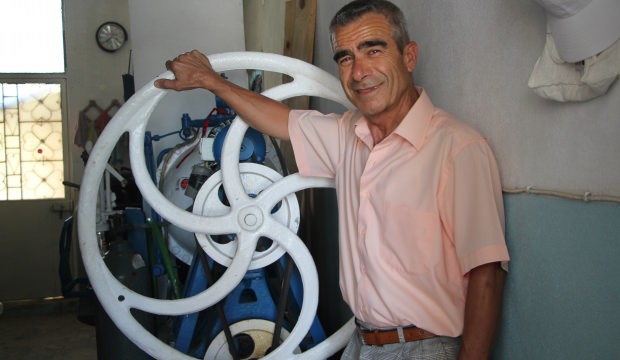 Yarım asırlık makineye gözü gibi bakıyor...