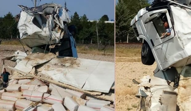 TIR kazasında şaşırtan görüntü! Sürücü mahsur kaldı