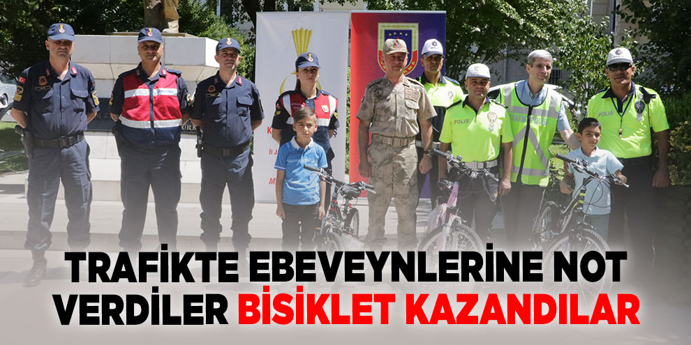 Trafikte ebeveynlerine not verdiler bisiklet kazandılar