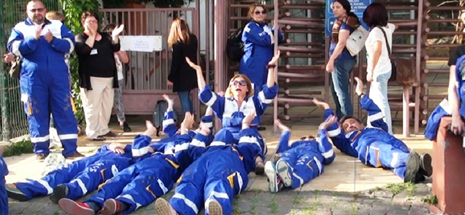 HAYVANSEVERLER YATARAK EYLEM YAPTI