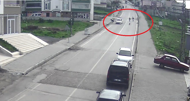 Köpeğin kovaladığı küçük çocuğu otomobil kaldırıma savurdu