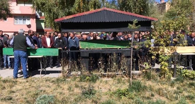 Küçük Umut babasıyla aynı mezara defnedildi