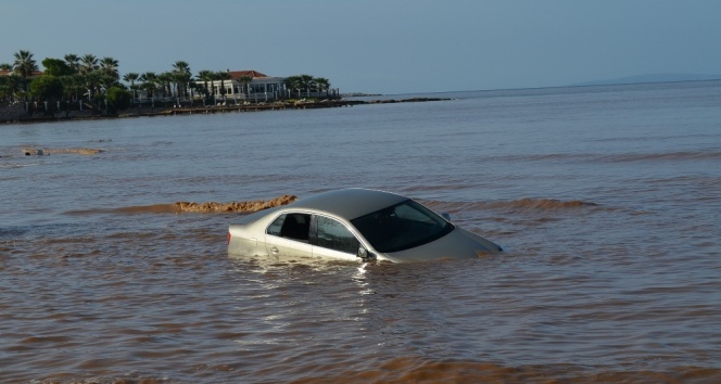 Ev ve iş yerlerini su bastı, bir araç denize sürüklendi