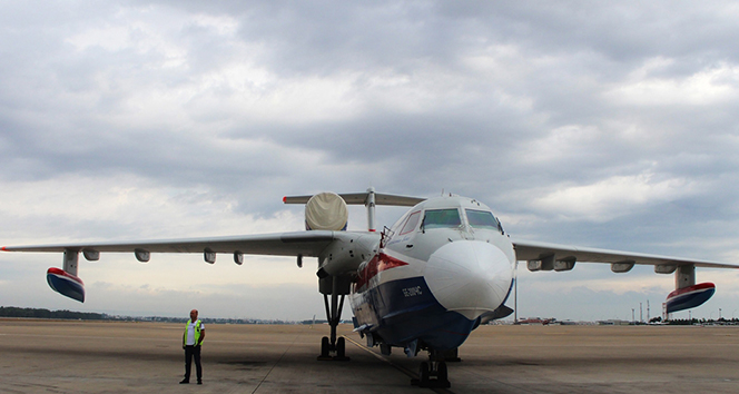 Rus yangın söndürme uçağı Be-200ES Antalya'da görücüye çıktı