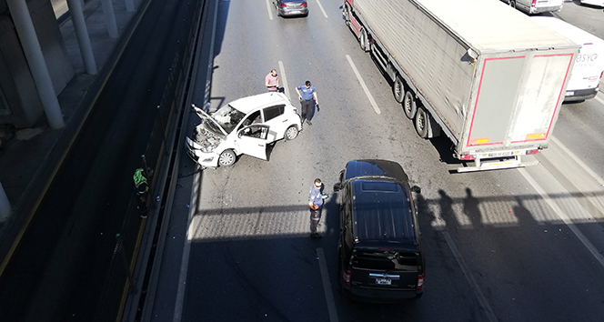 Avcılar E-5'te trafiği kilitleyen kaza