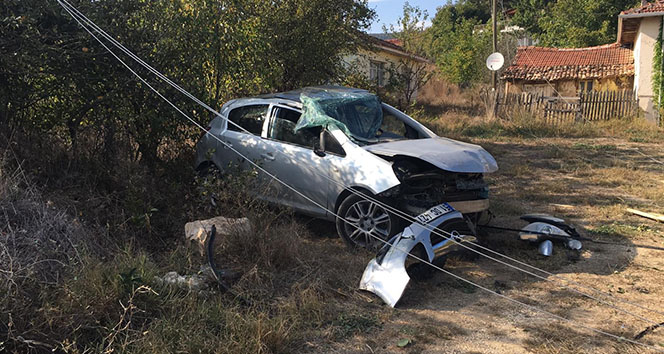 Yoldan çıkan otomobil elektrik direğine çarparak durabildi