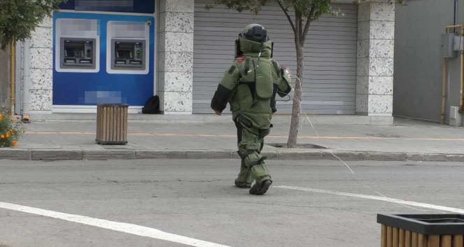 Kars'ta ATM önünde unutulan çanta fünyeyle patlatıldı