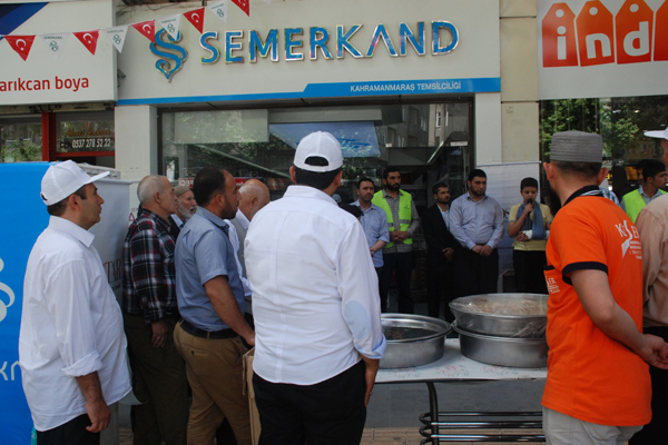 SEMERKAND HAFTASI NEDENİ İLE VATANDAŞLARA ETLİ PİLAV VE AYRAN DAĞITILDI