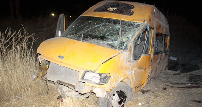 Kaçak göçmenleri taşıyan minibüs kaza yaptı: 1 ölü, 4'ü ağır 12 kişi yaralı