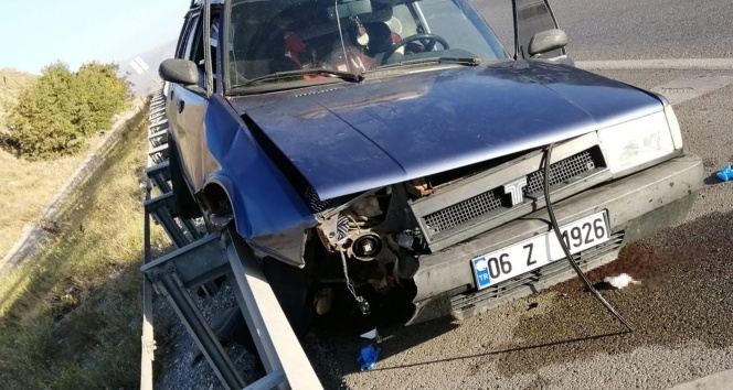 Bariyerlere çarpan otomobildeki kadının ayağı koptu