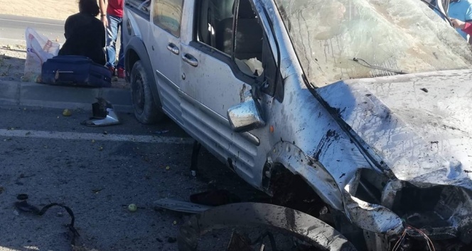 Kamyonetin takla attığı kazadan yaralı kurtuldular