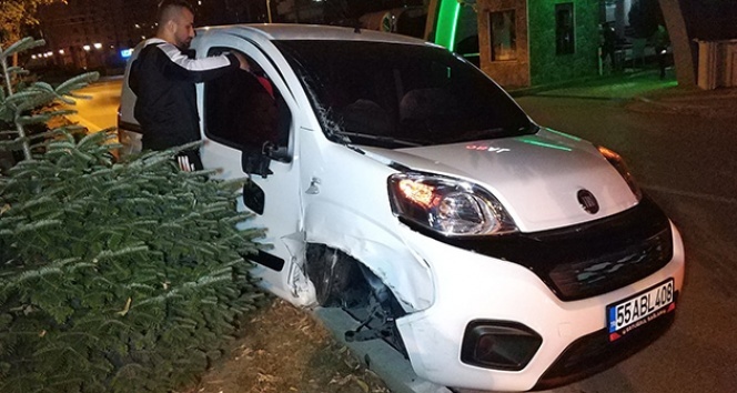 2 otomobile çarpan aracın sürücüsü kaçtı