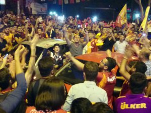 GALATASARAYLI KAHRAMANMARAŞLILARIN DERBİ SEVİNCİ
